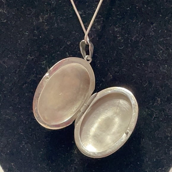 Vintage sterling silver locket on a sterling chain 16” - Picture 3 of 12